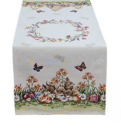  This Christmas-themed table runner features a festive wreath design and nutcracker soldier figures. The runner is made of a woven fabric with a Gobelin-style pattern. The dimensions of the available variants are 40x100cm, 45x140cm, and 45x180cm.
