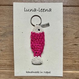 Luna-Leena porte-clés poisson - bijou de sac - fuchsia - coton biologique - crocheté à la main au Népal - cintre de sac