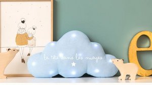 Musikalisches blaues Wolkennachtlicht mit Glitzerkopf in den Wolken