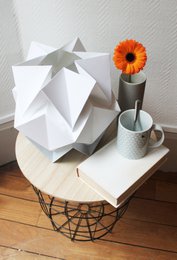 Tweekleurige origami papieren tafellamp - maat M