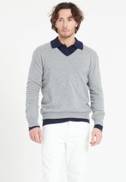  A light gray cashmere V-neck sweater for men, featuring a navy blue collar. The sweater has a classic, versatile style that can be worn for various occasions.