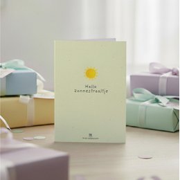  Pale yellow greeting card with cheerful sun illustration and "Hallo Zonnestraaltje" text, perfect for uplifting messages.