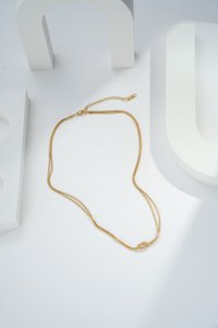 Elegante Halskette mit raffinierter Schleife aus fein schimmerndem Netz