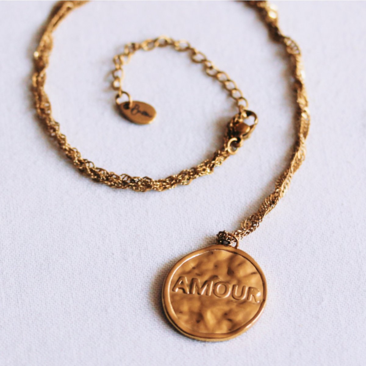 Fine twisted chain with a round AMOUR charm