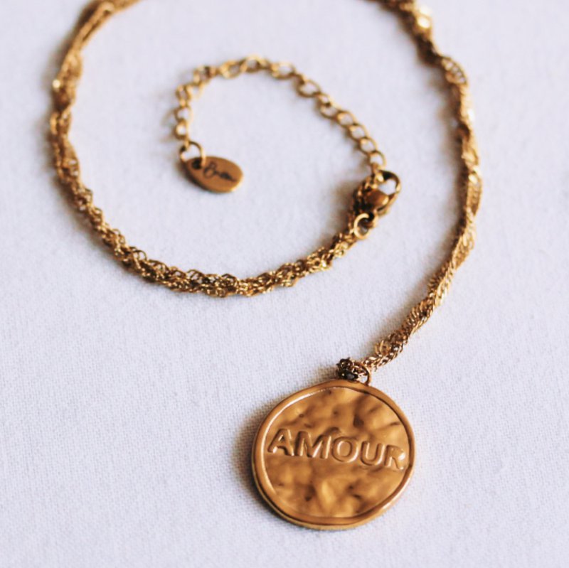 Fine twisted chain with a round AMOUR charm