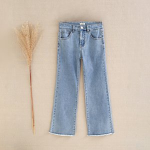 Fünf-Taschen-Jeans für Mädchen mit ausgefranstem Saum K177-25414035