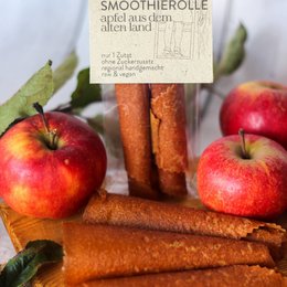 Organic apple smoothie roll from the Altes Land, a dried fruit mix available in 35g and 100g packages. The product features red apples and cinnamon sticks.