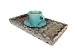  Rectangular serving tray made of artificial leather with a zigzag pattern in brown tones, suitable for holding cosmetics or other small items.