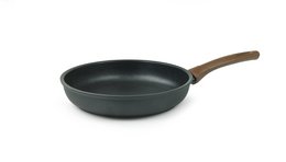  A black frying pan with a wooden handle. The pan has a round, shallow shape and is suitable for cooking various dishes.
