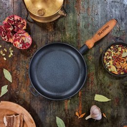Pancake Pan Caston - Ø 24 x 2,5 cm - støbejernspande til alle varmekilder - træhåndtag - sort