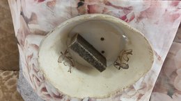 Oval, glossy cream soap dish with a motif, available in various colors and finishes including matte cream, green polka dots, glossy rose, and matte sage green.