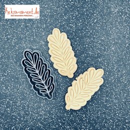 Decorative fern leaves in black and beige colors, suitable for baking or craft projects.