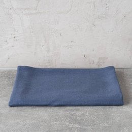 Linen bath towel in vintage indigo color, available in 100 x 140 cm and 65 x 130 cm sizes, made of soft and absorbent linen material.