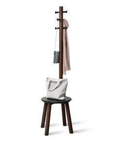 Säulenhocker und Garderobe