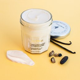 Melting body cream with vanilla and tonka scent, available in 40mL and 175mL sizes. The cream contains natural ingredients and is suitable for all skin types.