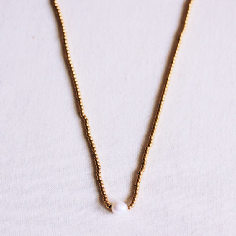 Minimalist beaded necklace with a small pearl
