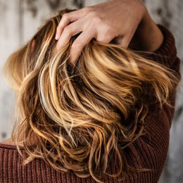Økologisk naturkosmetik shampoo og balsam i pulverform med en refillflaske lavet af flydende træ