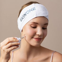  White hairband with "SKINONE" text, suitable for hair styling and accessorizing.