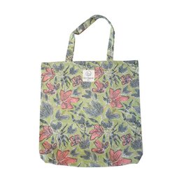  "Floral printed cotton tote bag N°121 - A stylish and versatile shopping bag featuring a vibrant floral print in shades of blue, green, and pink. The cotton material is durable and easy to clean."

The image shows a floral printed cotton tote bag. The bag has a vibrant floral pattern in shades of blue, green, and pink. The pattern features various flowers and leaves, creating a visually appealing and stylish design. The bag appears to be made of a durable cotton material, making it suitable for everyday use as a shopping bag.