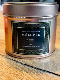 Lilac and tonka scented candle in a glass jar with a black lid. The candle has a warm, floral aroma with notes of lilac and tonka bean.