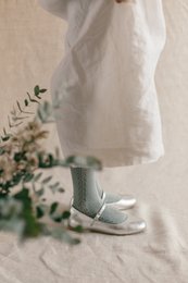  Handmade leather girls' ballet flats in silver, available in sizes 22-30. Features a classic ballet flat style with a round toe and a soft, flexible sole.