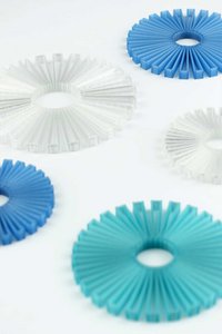 Ornamenten - decoratieve hangers gemaakt van gerecycled plastic - staalblauw, sneeuwwit, turkoois