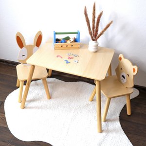 Set van twee stoelen met een schattig dierenmotief en een compacte tafel