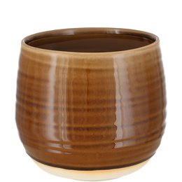  A round, glazed ceramic planter in a warm brown color, measuring 17.5 cm in diameter and 14.5 cm in height. Suitable for use with TO15 and TO13 orchid pots. Made of porcelain with felt feet.