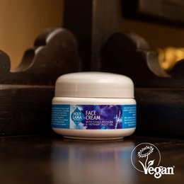 Ayurvedic face cream with natural cocoa butter, suitable for all skin types, vegan and cruelty-free.