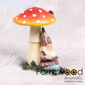 KABOUTER SLAPEND TEGEN PADDENSTOEL 10X8X12 CM