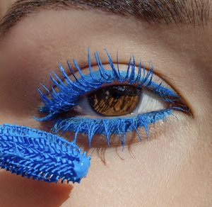 Blaue Wimperntusche