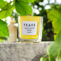  A natural, rose-scented mini candle with a warm, vanilla aroma. The candle is made of natural ingredients and comes in a simple, elegant glass container.
