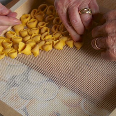 macchina per cavatelli gnocchetti sardi orecchiette con manovella originale  italiana con ricettario incluso